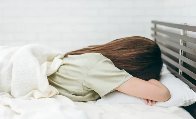 体調不良で寝ている女性