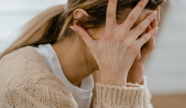 悩んでいる女性