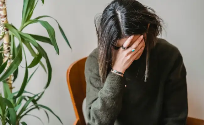 疲れ切って寝ている女性