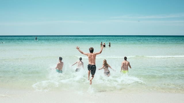 海で泳いでいる若者の画像