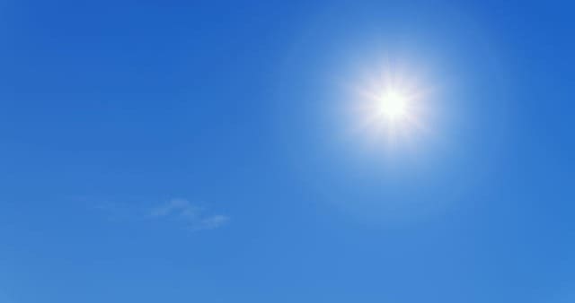 夏の青い空と太陽の直射日光の画像
