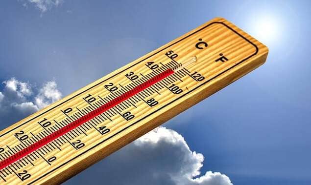 夏の太陽の直射日光に当たっている温度計の画像