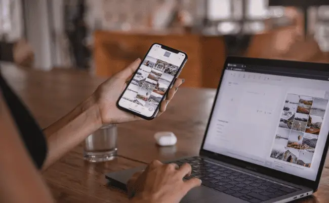 スマホとPCでアンケートに回答しているイメージ