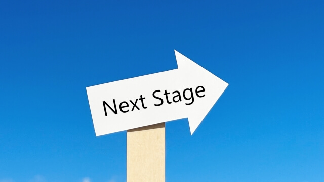 Next Stageと書かれた看板