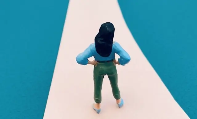 道に迷っている女性の様子