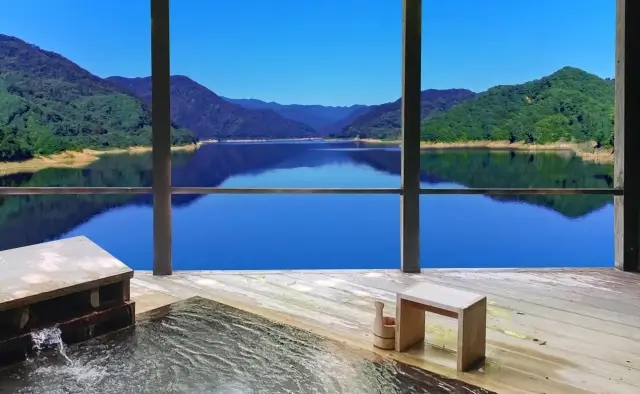 湖に面した温泉の風景