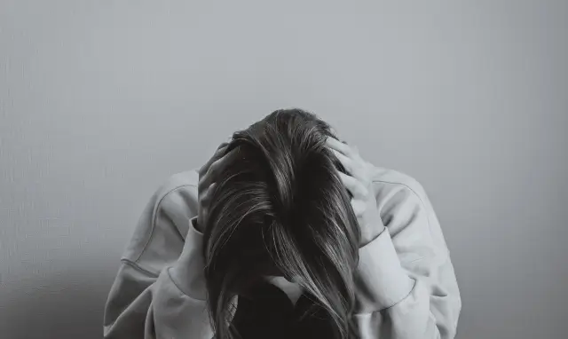 落ち込んでいる女性の様子