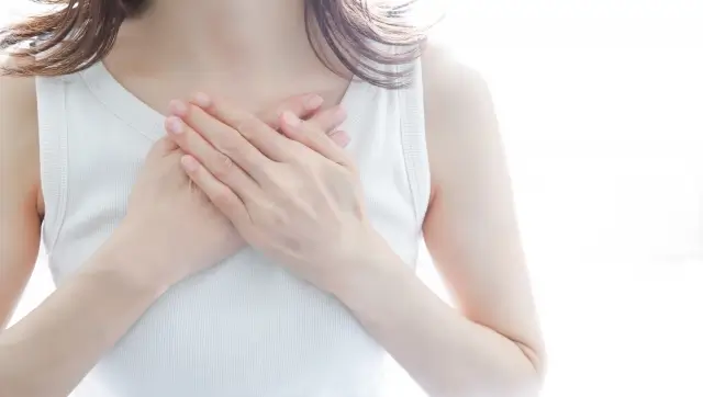 胸に手を当てる女性