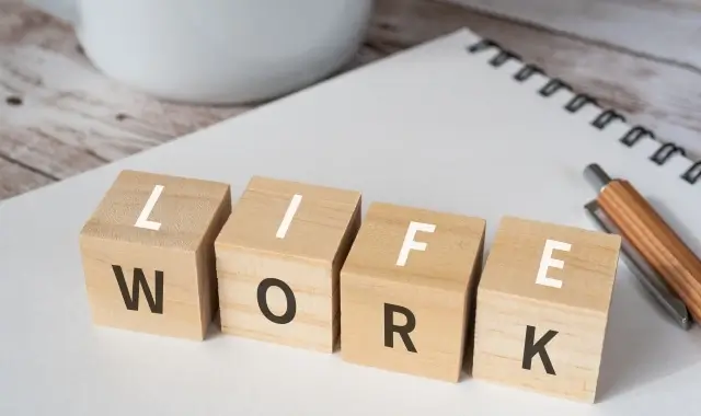 WORKとLIFEと書かれた積み木