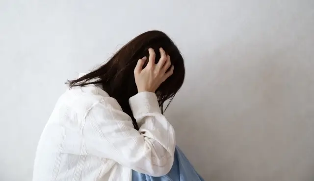 落ち込んでいる女性