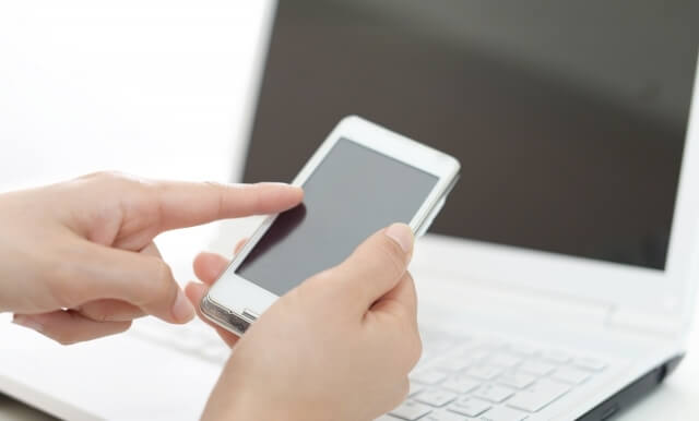 スマホを操作している女性