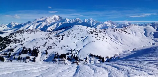 冬の雪山の風景