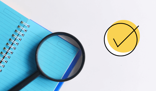 ノートに虫眼鏡を置いて確認している様子