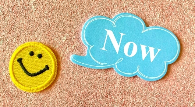 Nowと書かれたコルクボード