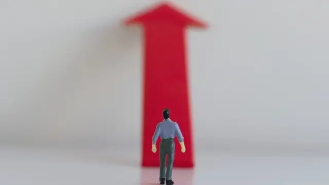 矢印の方向や前に進む人