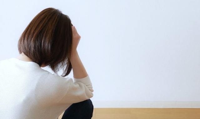 落ち込んでいる女性