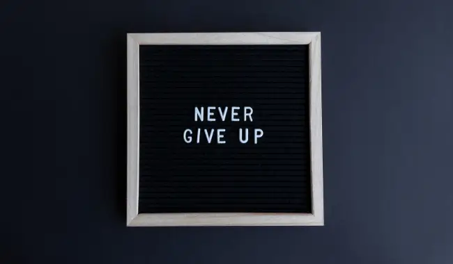 Nevergive upと書かれた黒板