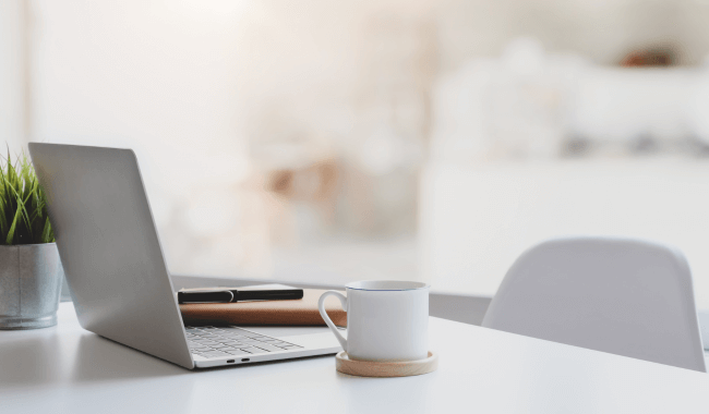パソコンとコーヒーカップ