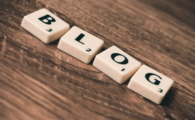 アルファベットでBLOGと書かれたブロック