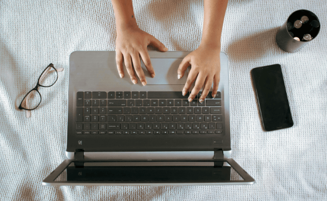 パソコン作業をしている女性