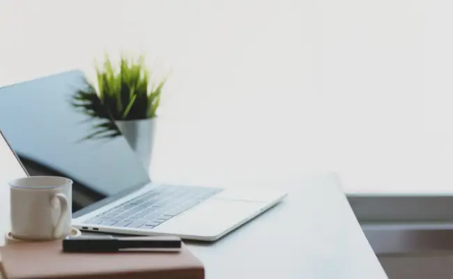 パソコンとコーヒーカップ