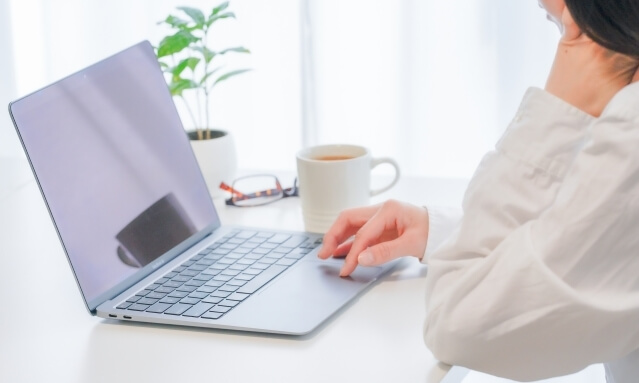 パソコン作業をしている女性