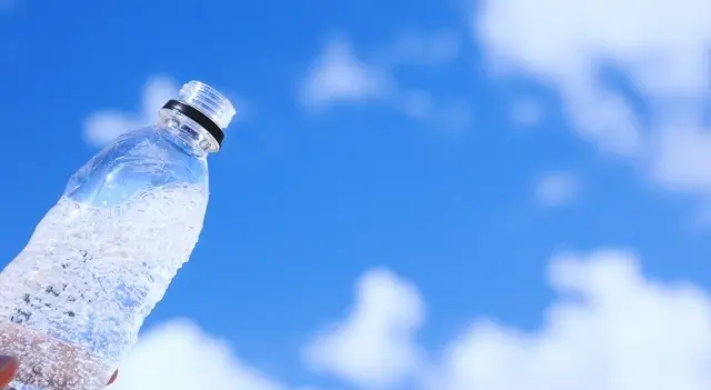 青空とペットボトル