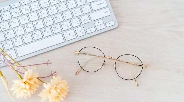 パソコンのキーボードとメガネ