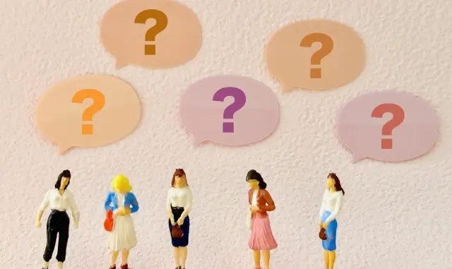 不思議に思っている女性