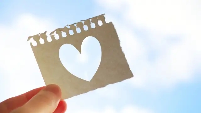 紙に切り抜かれたハート