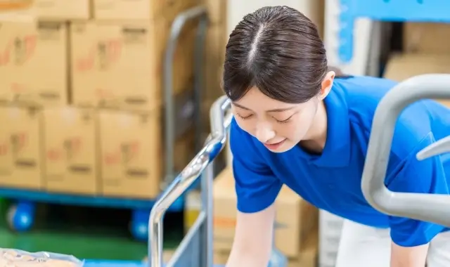 倉庫で働いている女性