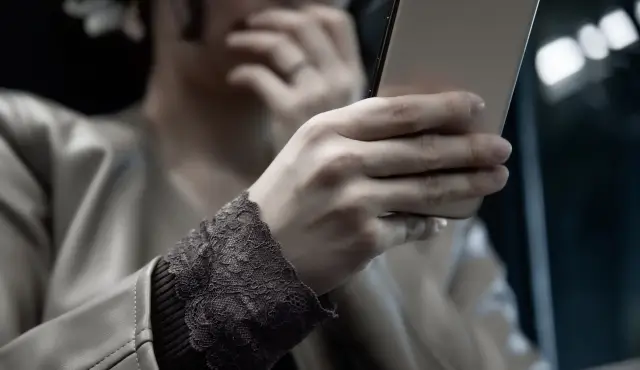 スマホを見てショックを受ける女性