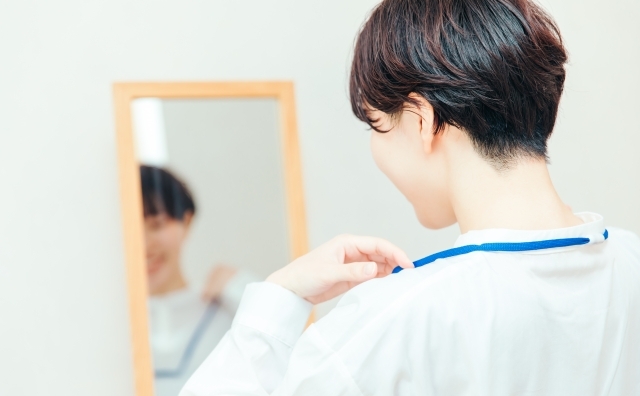 支度をするパート主婦