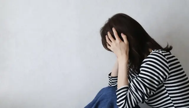 悩んでいる女性