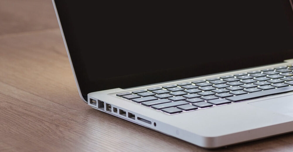 テーブルに置かれたパソコン